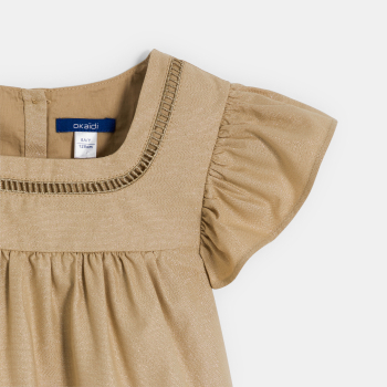 بلوزة من الترتر بأكمام مكشكشة، باللون الرملي للفتيات.